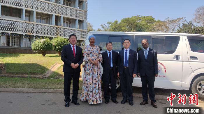 捐贈儀式現(xiàn)場?!∈茉L者供圖