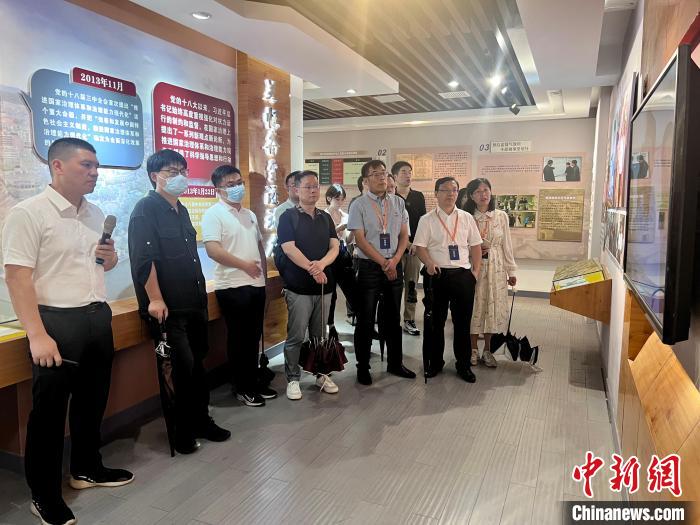 與會(huì)人員在后陳村走訪?！《做?攝