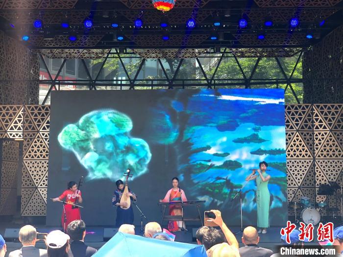 開(kāi)幕式上舞臺(tái)展演之一《水龍吟》?！≈袊?guó)駐東京旅游辦事處供圖