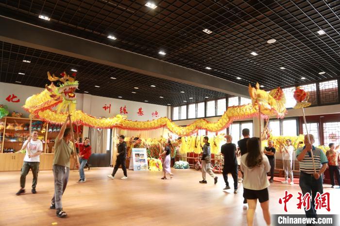 臺(tái)胞臺(tái)屬體驗(yàn)舞龍?！≈芪的裙﹫D