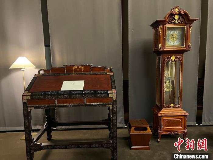 圖為春秋館展覽陳設(shè)的青瓦臺(tái)家具?！⑿?攝