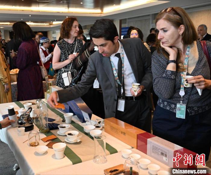 現(xiàn)場觀眾觀看中國展臺茶藝表演、了解茶文化。　靖樹 攝