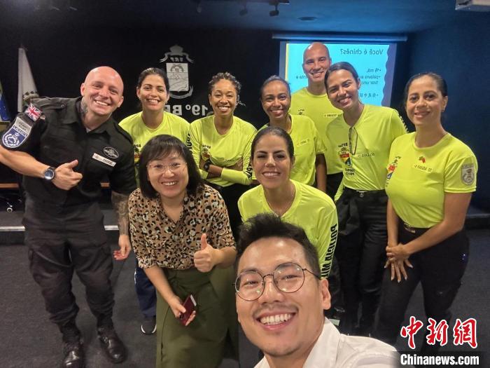 里約旅游警察上中文課?！±锛s熱內(nèi)盧天主教大學(xué)孔子學(xué)院供圖