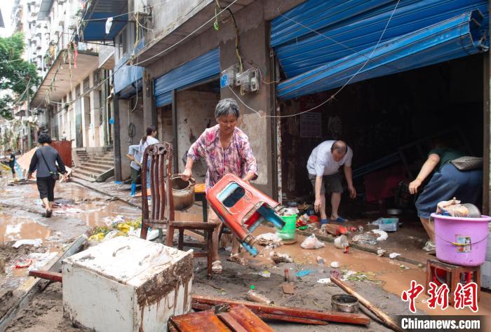 7月4日，萬(wàn)州區(qū)五橋街道，洪水退去后，居民搶救生活物資?！∪矫宪?攝