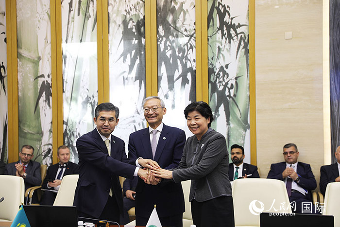 上合組織秘書處、哈駐華使館、上合組織睦鄰友好合作委員會簽署《聯(lián)合行動計劃》。人民網(wǎng) 俄布拉依攝