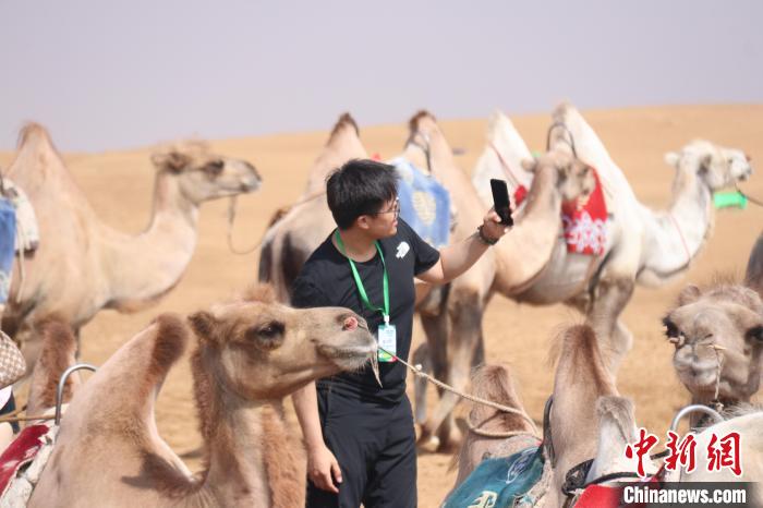 圖為臺胞體驗大美內(nèi)蒙古。　托婭供圖