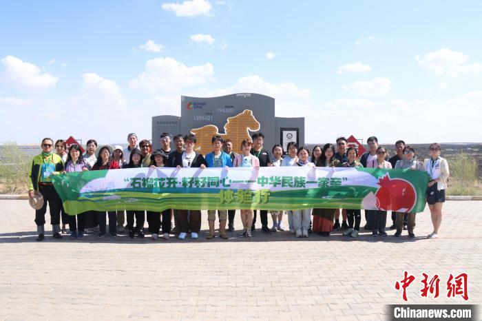 圖為臺胞體驗大美內(nèi)蒙古?！⊥袐I供圖