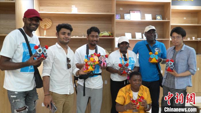 圖為國際青年代表展示親手制作的東營非遺黃河口布偶 。　齊魯 攝