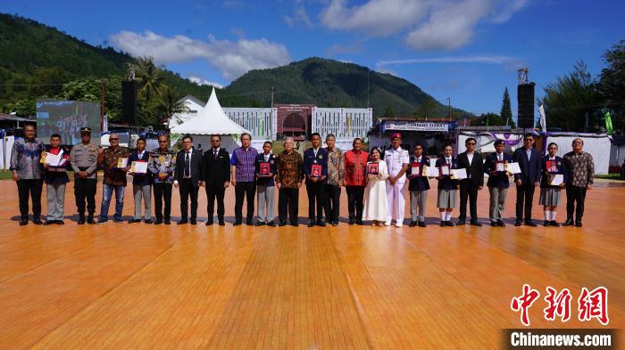 嘉賓為優(yōu)秀畢業(yè)生頒發(fā)榮譽(yù)證書(shū)。牛海濤攝