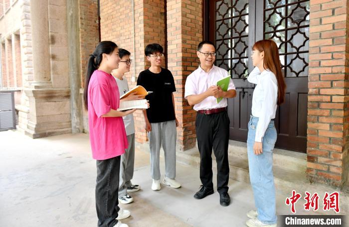 7月4日，臺(tái)灣教師陳昭志正在和學(xué)生交流?！蚊?攝