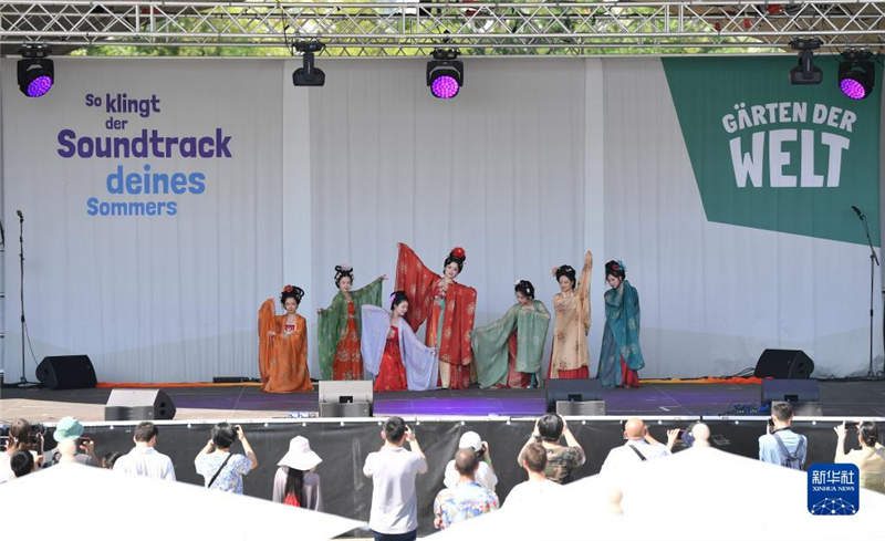 7月8日，在德國柏林世界公園，漢服愛好者進行漢服展示。新華社記者 任鵬飛 攝