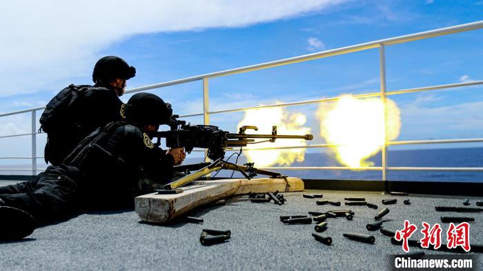 “和平方舟”號(hào)醫(yī)院船在西太平洋海域進(jìn)行反恐反海盜演練。圖為火力組隊(duì)員進(jìn)行警告射擊?！⌒煳?攝