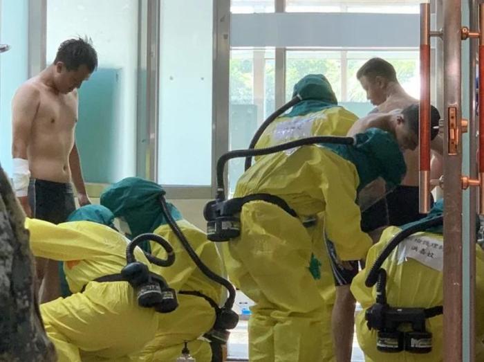 圖為臺(tái)灣漢光演習(xí)模擬官兵遭受生物戰(zhàn)劑攻擊，送往醫(yī)院就醫(yī)。圖片來(lái)源：臺(tái)灣《聯(lián)合報(bào)》 徐白櫻 翻攝