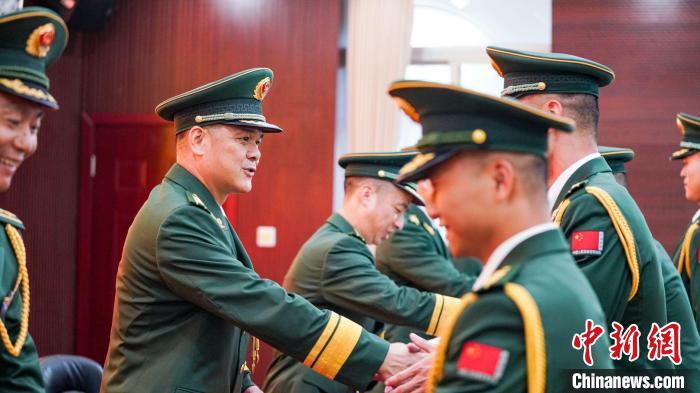 首長為晉銜官兵頒發(fā)任命狀。　張煜梁 攝