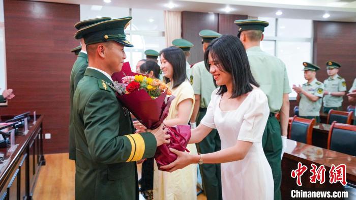 軍屬向晉升警官獻(xiàn)花?！堨狭?攝