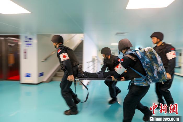 “和平方舟”號醫(yī)院船在西太平洋海域進行反恐反海盜演練。圖為醫(yī)療救護組在轉運“傷員”?！⌒煳?攝