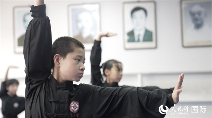 正在練習(xí)劈掛拳的武術(shù)學(xué)童。人民網(wǎng)記者 袁蒙攝
