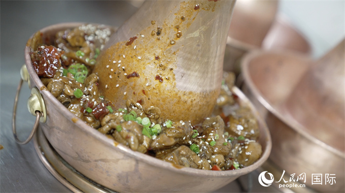 滄州火鍋雞。人民網(wǎng)記者 袁蒙攝