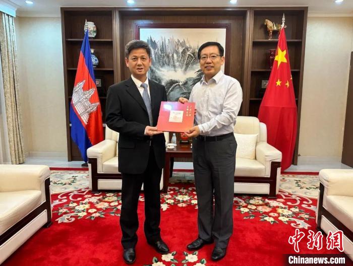 7月12日下午，中國駐柬埔寨大使王文天在金邊會見援柬中醫(yī)醫(yī)療隊。　中國駐柬埔寨大使館微信公眾號 攝