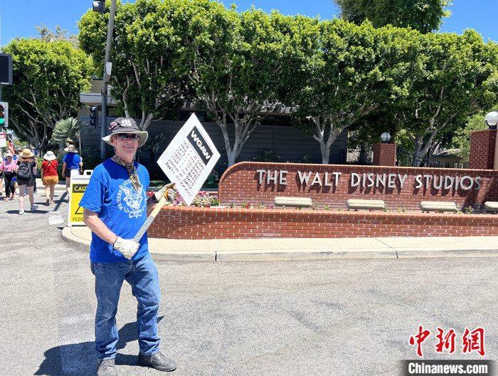 當地時間7月14日上午，華納兄弟、迪士尼等美國影視娛樂產業(yè)巨頭總部門前，有成百上千的人高舉“罷工”標語牌游行示威。由于未能與美國電影和電視制片人聯(lián)盟(AMPTP)就新合同達成協(xié)議，擁有約16萬名會員的好萊塢三大工會之一美國影視演員協(xié)會(SAG-AFTRA)發(fā)起罷工，于14日起在洛杉磯和紐約的十余家制片公司外示威游行。 <a target='_blank' href='/'><p  align=