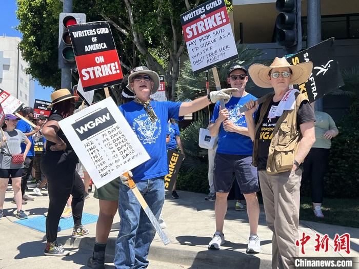 當地時間7月14日上午，華納兄弟、迪士尼等美國影視娛樂產業(yè)巨頭總部門前，有成百上千的人高舉“罷工”標語牌游行示威。由于未能與美國電影和電視制片人聯(lián)盟(AMPTP)就新合同達成協(xié)議，擁有約16萬名會員的好萊塢三大工會之一美國影視演員協(xié)會(SAG-AFTRA)發(fā)起罷工，于14日起在洛杉磯和紐約的十余家制片公司外示威游行。 <a target='_blank' href='/'><p  align=