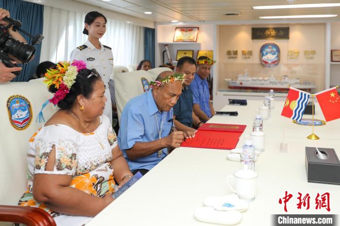 基里巴斯總統(tǒng)塔內(nèi)?！ゑR茂為“和平方舟”醫(yī)院船留言。　徐巍 攝