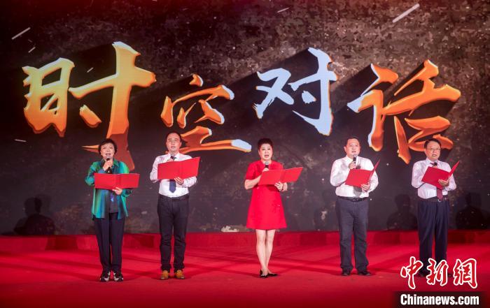 陳曉帆與顏福慶之孫顏志淵、陶行知曾孫陶侃、榮毅仁侄女榮智豐深情朗誦《與統(tǒng)戰(zhàn)先輩的時(shí)空對(duì)話》。　張昊 攝