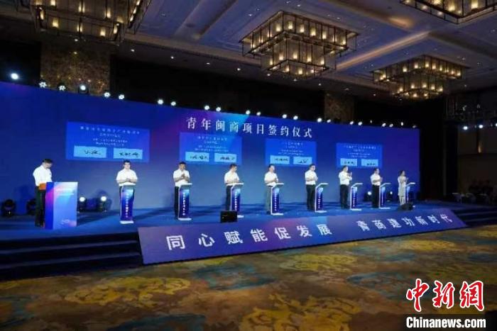 圖為海內(nèi)外青年閩商大會現(xiàn)場?！≈鬓k方供圖