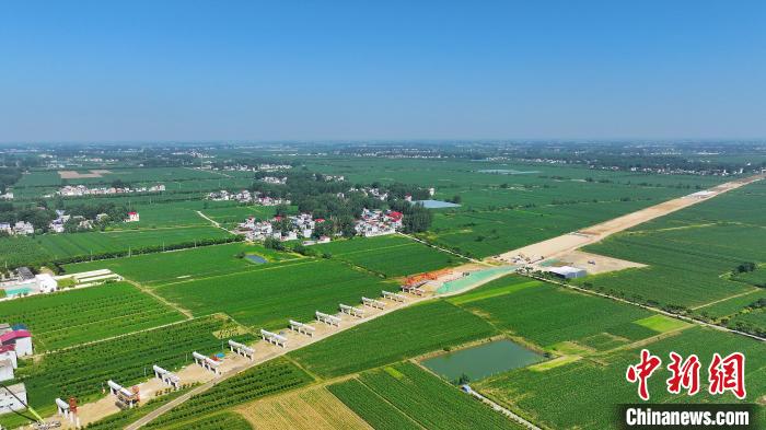 航拍合(肥)周(口)高速潁臨段8標(biāo)架梁施工現(xiàn)場?！⒂癫?攝