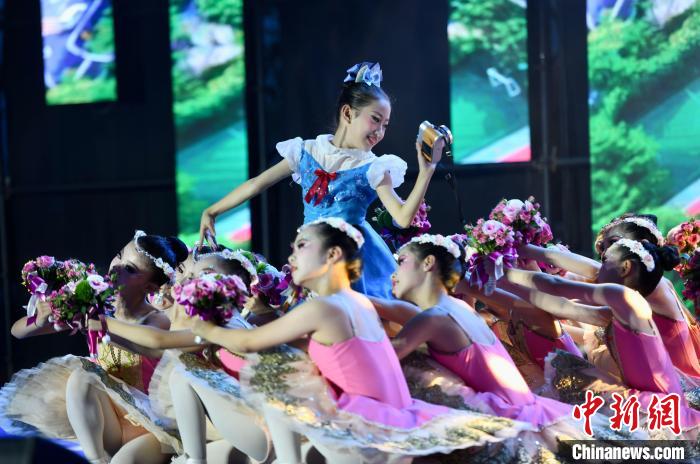 芭蕾表演《鮮花送給好朋友》?！⊥鯑|明 攝