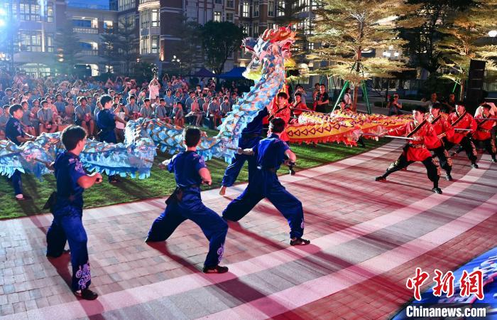 兩岸青少年同臺(tái)呈現(xiàn)龍獅表演?！⊥鯑|明 攝