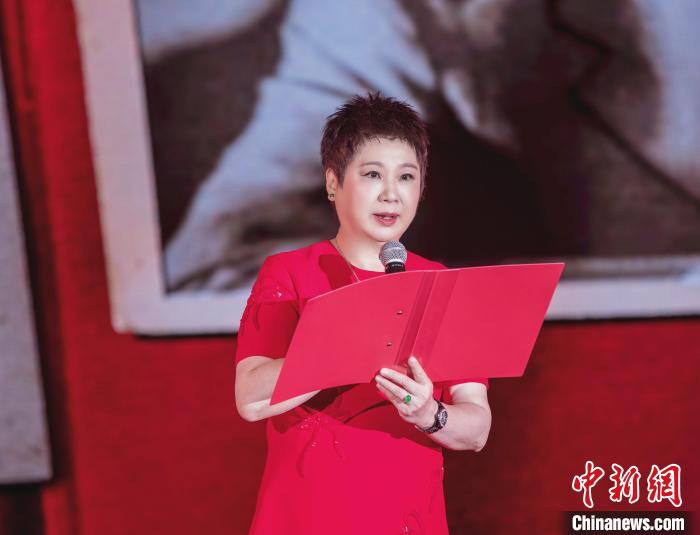 7月16日，榮智豐在2023年上海統(tǒng)戰(zhàn)文化周開(kāi)幕活動(dòng)中朗誦《與統(tǒng)戰(zhàn)先輩的時(shí)空對(duì)話》?！堦?攝