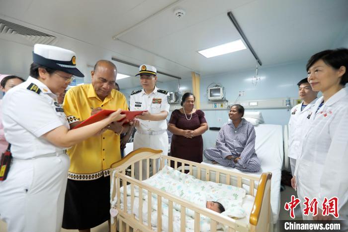 基里巴斯總統(tǒng)馬茂為新生兒取名，并在出生證明上親筆填寫寶寶名字?！±栌?攝