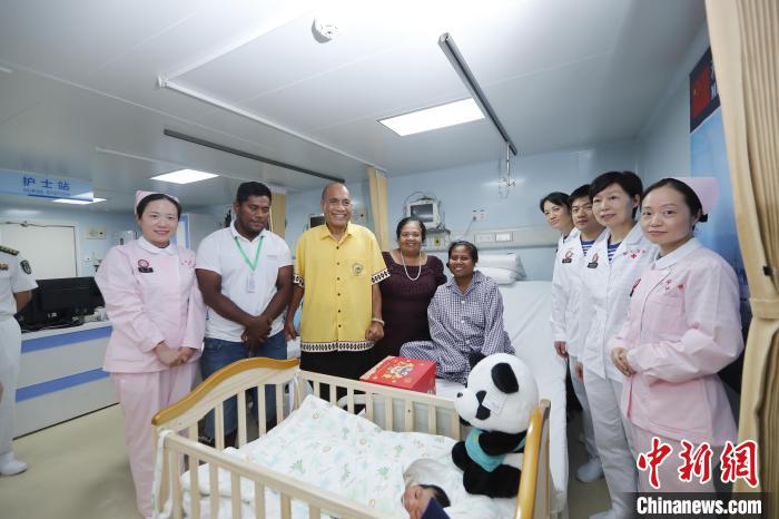 基里巴斯總統(tǒng)馬茂與海上醫(yī)院醫(yī)護人員、新生兒家人合影?！±栌?攝