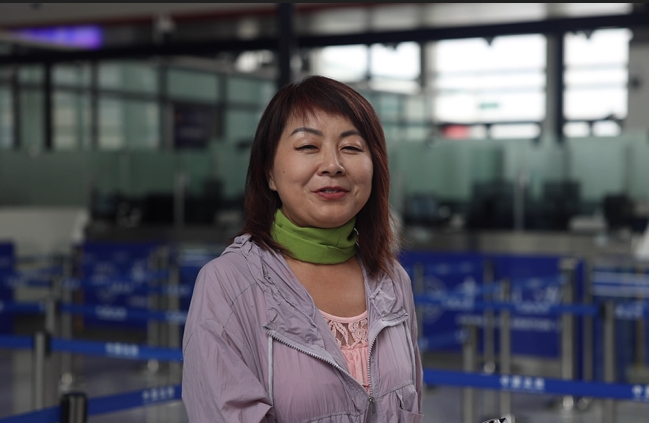 7月22日，曾經在老撾瑯勃拉邦工作過3年的加拿大華僑孫月玲乘坐中老鐵路國際旅客列車從中國出境。衛(wèi)海林 攝