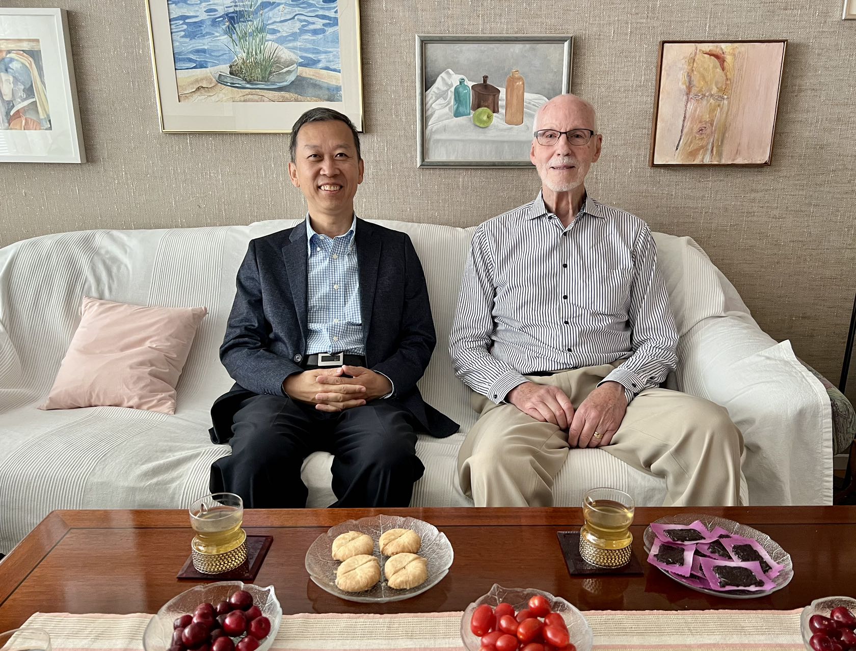 駐瑞典大使崔愛民看望瑞典科學(xué)家。中國駐瑞典大使館供圖