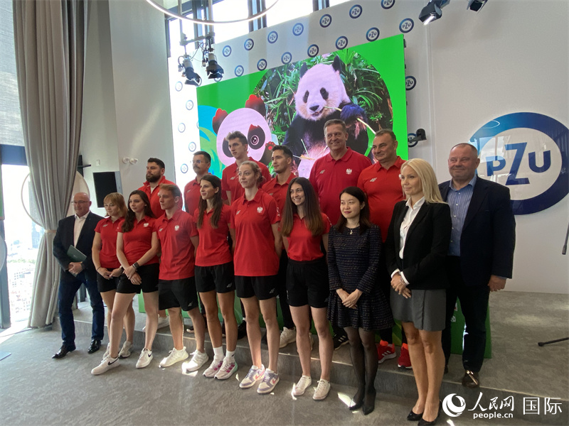 嘉賓與代表團(tuán)代表合影。人民網(wǎng)記者 禹麗敏攝