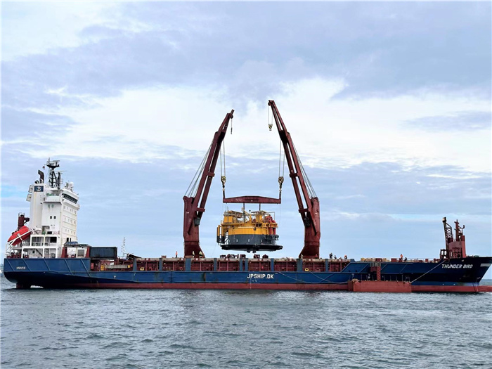 印尼拉維拉維項目32萬噸級單點系泊設備運抵巴厘島巴板港口。張守剛攝
