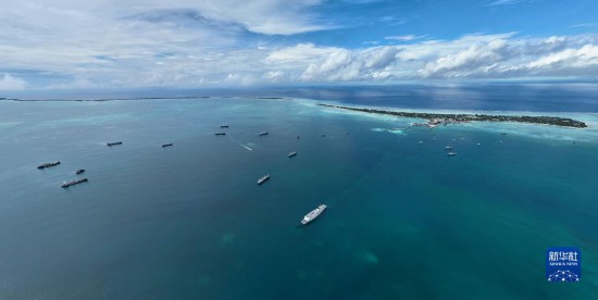 7月22日，中國(guó)海軍“和平方舟”號(hào)醫(yī)院船結(jié)束基里巴斯訪問(wèn)，駛離塔拉瓦港。新華社發(fā)（桂江波 攝）