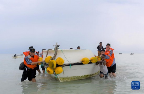 7月21日，中國(guó)海軍“和平方舟”號(hào)醫(yī)院船醫(yī)護(hù)人員涉水登島，前往基里巴斯一診療點(diǎn)。新華社記者 黎云 攝