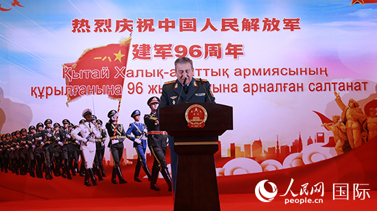 哈國防部副部長卡馬列特季諾夫中將發(fā)表致辭。人民網(wǎng)記者 李強攝