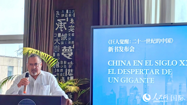 羅德里格斯博士現(xiàn)場(chǎng)介紹著作。吳志華攝