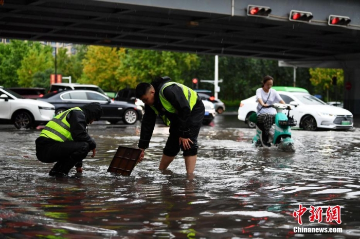 7月30日，河北省持續(xù)發(fā)布暴雨紅色預(yù)警信號(hào)。受今年第5號(hào)臺(tái)風(fēng)“杜蘇芮”殘余環(huán)流影響，7月28日以來(lái)，地處華北地區(qū)的河北省大部出現(xiàn)降雨。30日17時(shí)，該省氣象臺(tái)發(fā)布當(dāng)日第三次暴雨紅色預(yù)警信號(hào)。石家莊市城區(qū)不少區(qū)域積水嚴(yán)重，城管、環(huán)衛(wèi)、園林、市政等部門緊急出動(dòng)，聯(lián)合疏堵保暢，筑牢防汛安全屏障。圖為石家莊裕華區(qū)城管局防汛隊(duì)員對(duì)沿街收水井進(jìn)行雜物清理，以保證排水暢通。翟羽佳 攝
