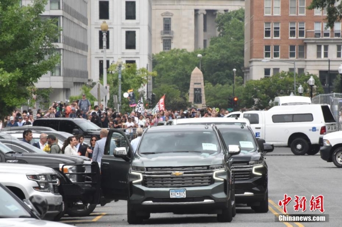 圖為特朗普出庭期間，其車隊(duì)和工作人員在聯(lián)邦法院外等待。<a target='_blank' href='/'><p  align=