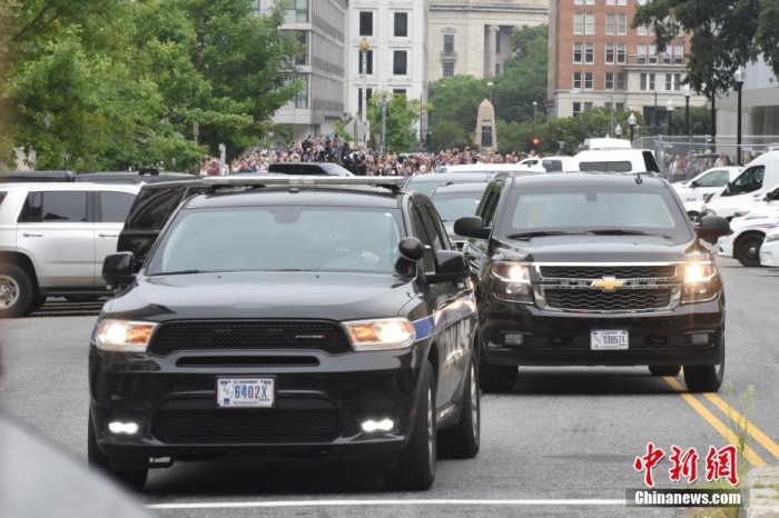 圖為結(jié)束出庭后，特朗普車隊(duì)駛離聯(lián)邦法院。<a target='_blank' href='/'><p  align=