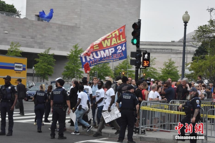 圖為眾多特朗普支持者和反對(duì)者聚集在聯(lián)邦法院周圍。<a target='_blank' href='/'><p  align=