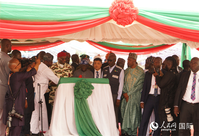 尼日利亞提努布為項目揭牌。人民網(wǎng)記者 姜宣攝