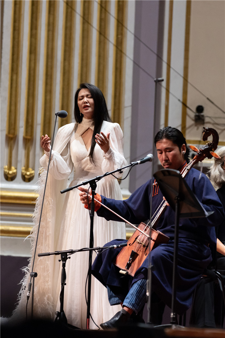 圖片說明： 8月5日，2023愛丁堡國際藝術(shù)節(jié)開幕式音樂會(huì)《慈悲頌》的演出現(xiàn)場。藝術(shù)節(jié)組委會(huì)供圖