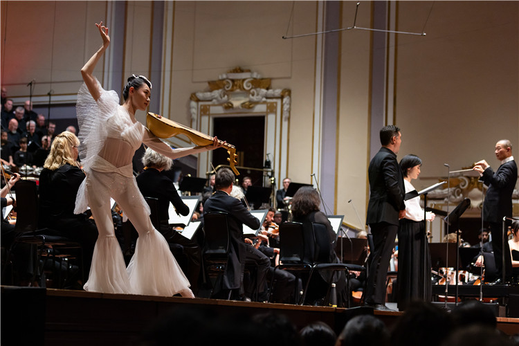 圖8月5日，2023愛丁堡國際藝術(shù)節(jié)開幕式音樂會(huì)《慈悲頌》的演出現(xiàn)場。藝術(shù)節(jié)組委會(huì)供圖