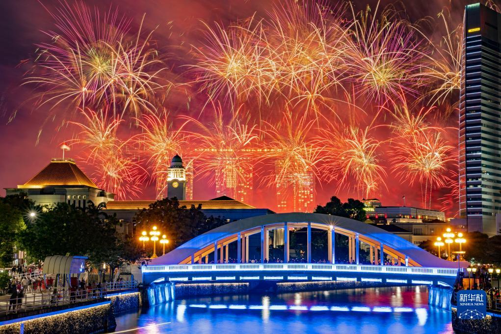 這是8月9日在新加坡國慶慶典上拍攝的煙花。